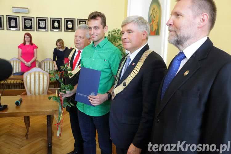 Zasłużeni dla Krosna. Prezydent wręczył medal i nagrody [WIDEO]