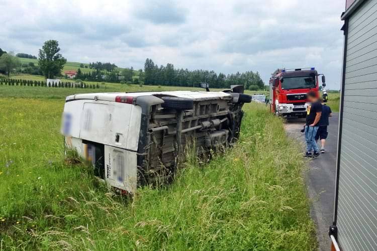 Dostawczak firmy kurierskiej w rowie