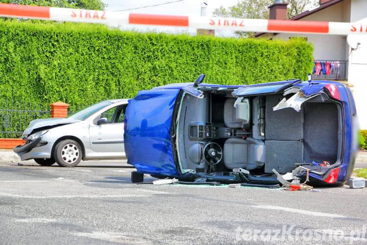 Zderzenie w Korczynie. Jeden samochód na boku
