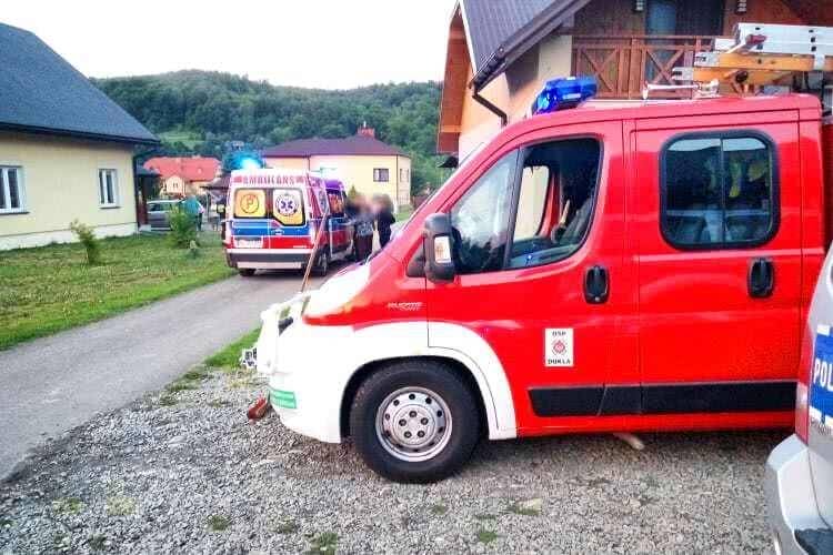 Pies wbiegł pod koła, poszkodowany motocyklista