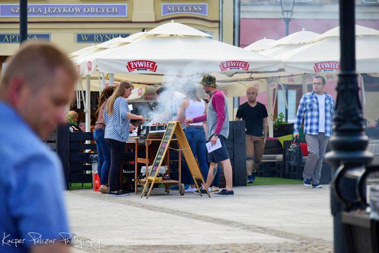 W powietrzu unosił się zapach z grilla