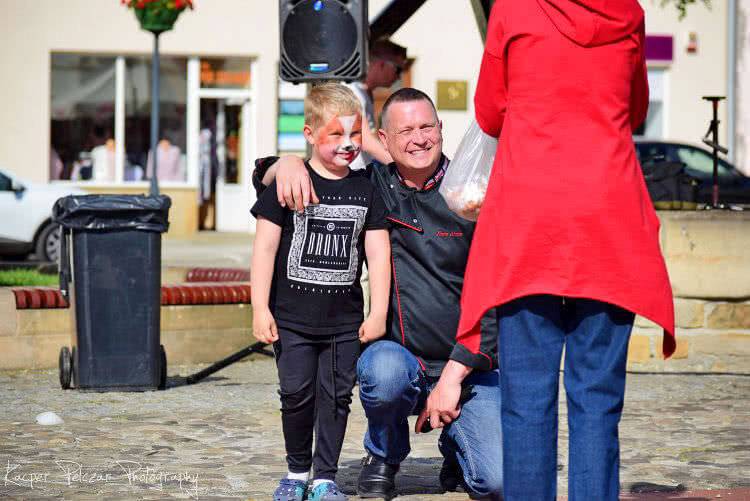 W powietrzu unosił się zapach z grilla