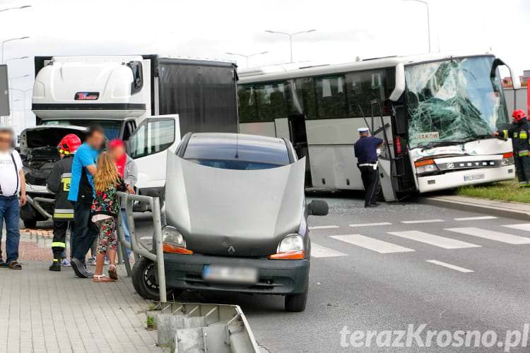 Karambol na Podkarpackiej, trzy osoby w szpitalu