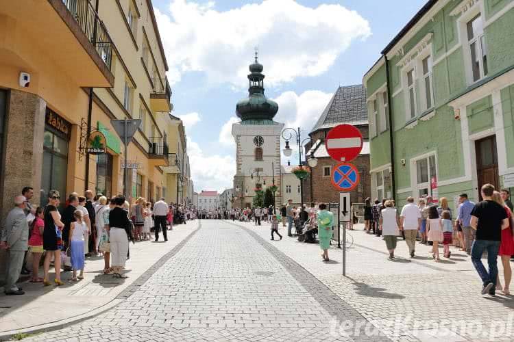 Boże Ciało: Tłumy wiernych na procesji w Krośnie