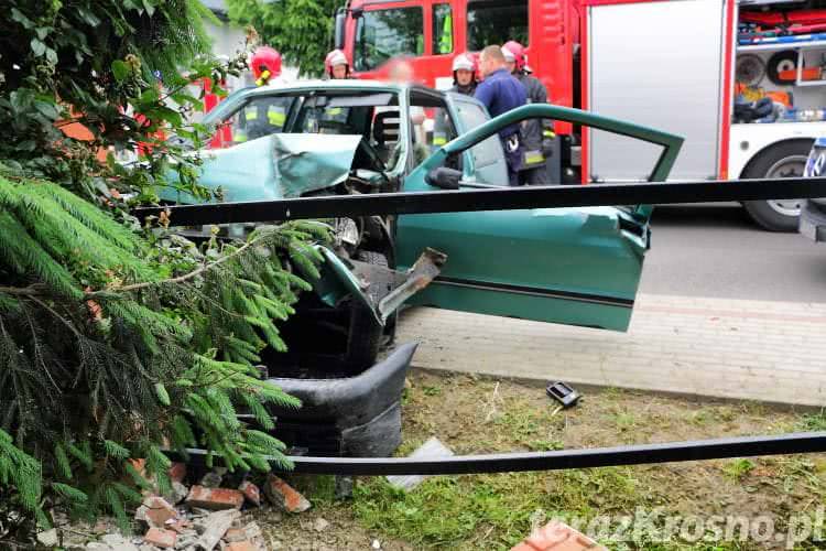 Jedlicze. Cinquecento roztrzaskało się na ogrodzeniu