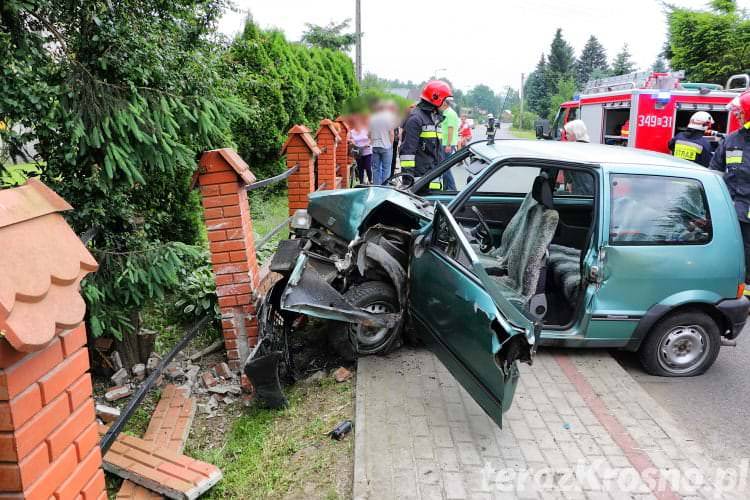 Jedlicze. Cinquecento roztrzaskało się na ogrodzeniu