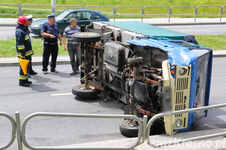 Żuk na boku, o krok od tragedii 