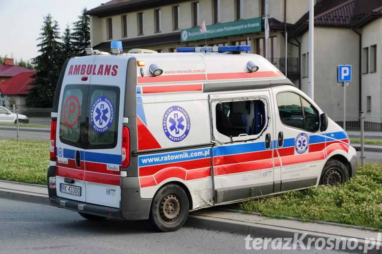 Rozbita karetka po zderzeniu ze słupem