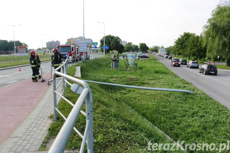 Rozbita karetka po zderzeniu ze słupem