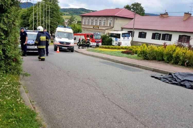 Tragiczny wypadek w Dukli, autobus rozjechał kierowcę
