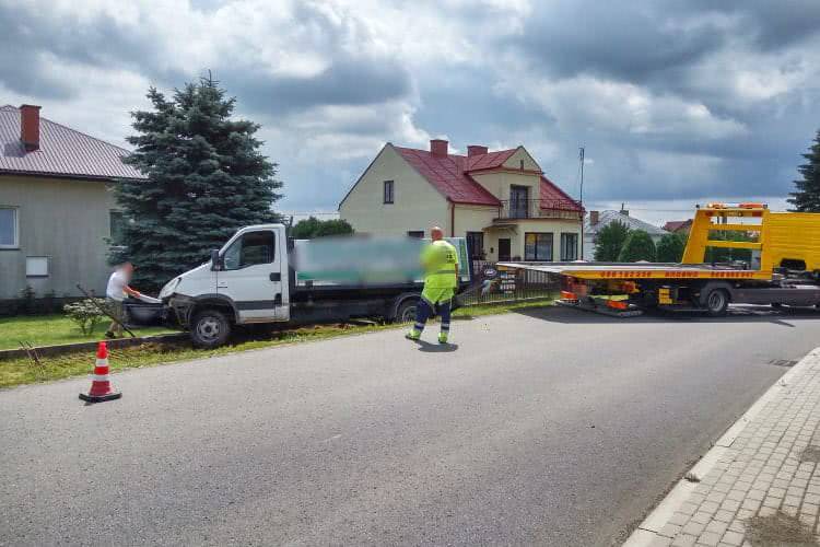 Głowienka. Wjechał w ogrodzenie