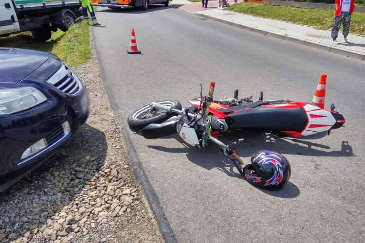 Pijani mężczyźni wywrócili się na motocyklu tuż przy policjantach