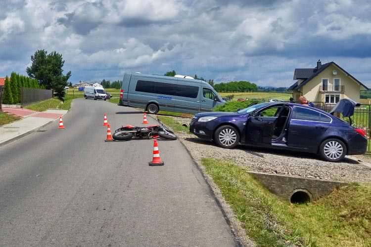 Pijani mężczyźni wywrócili się na motocyklu tuż przy policjantach