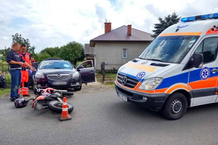 Pijani mężczyźni wywrócili się na motocyklu tuż przy policjantach