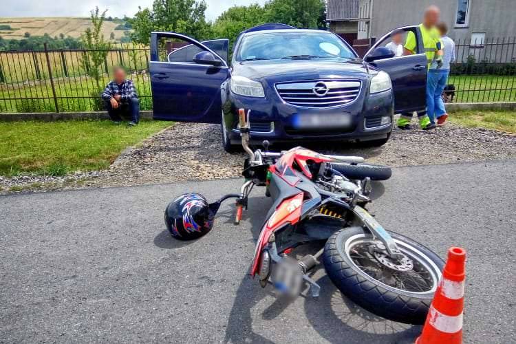 Pijani mężczyźni wywrócili się na motocyklu tuż przy policjantach