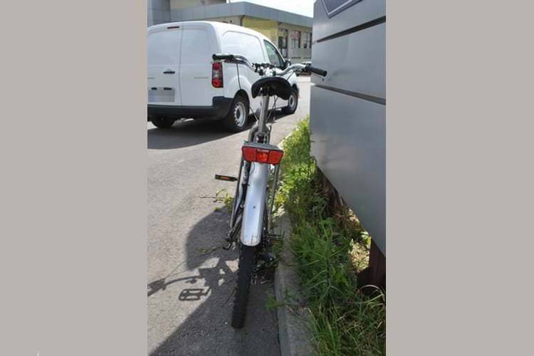Rowerzysta poszkodowany po zderzeniu z samochodem