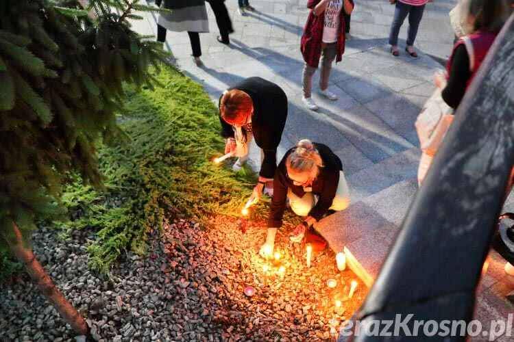Krosno. Znicze pod budynkiem sądu