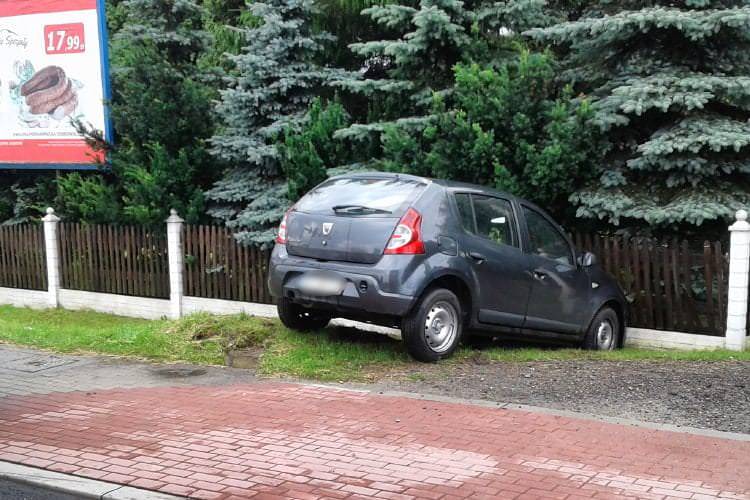 Zajechał jej drogę. Dacia na ogrodzeniu