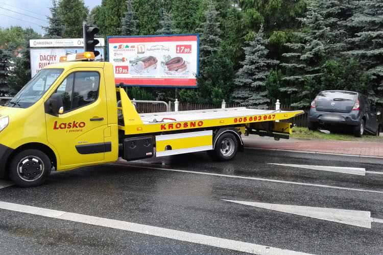 Zajechał jej drogę. Dacia na ogrodzeniu