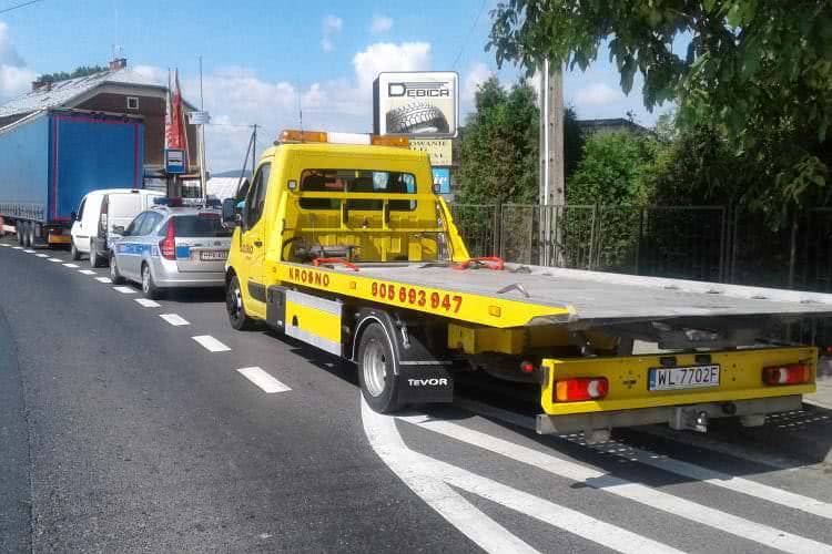 Miejsce Piastowe. Tir najechał na dostawczaka