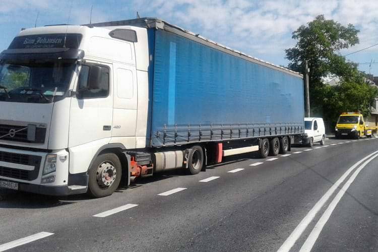 Miejsce Piastowe. Tir najechał na dostawczaka