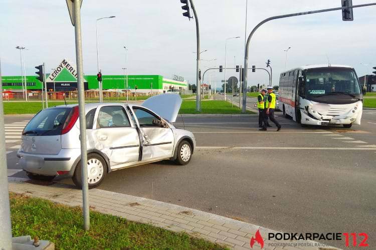 Pojechała pod prąd, zderzyła się z autobusem