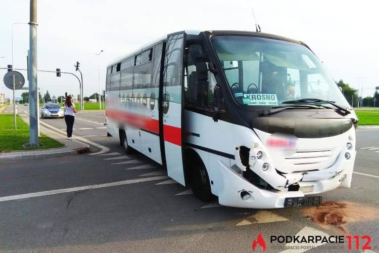 Pojechała pod prąd, zderzyła się z autobusem
