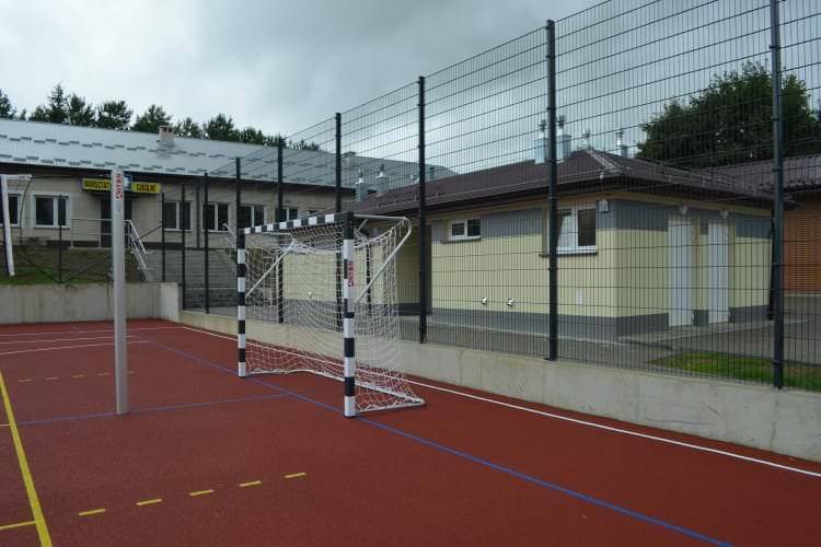 Otwarto boisko przy Zespole Szkół w Jedliczu