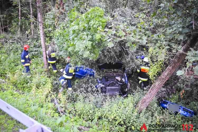 Barwinek. Samochód wypadł z drogi i uderzył w drzewo
