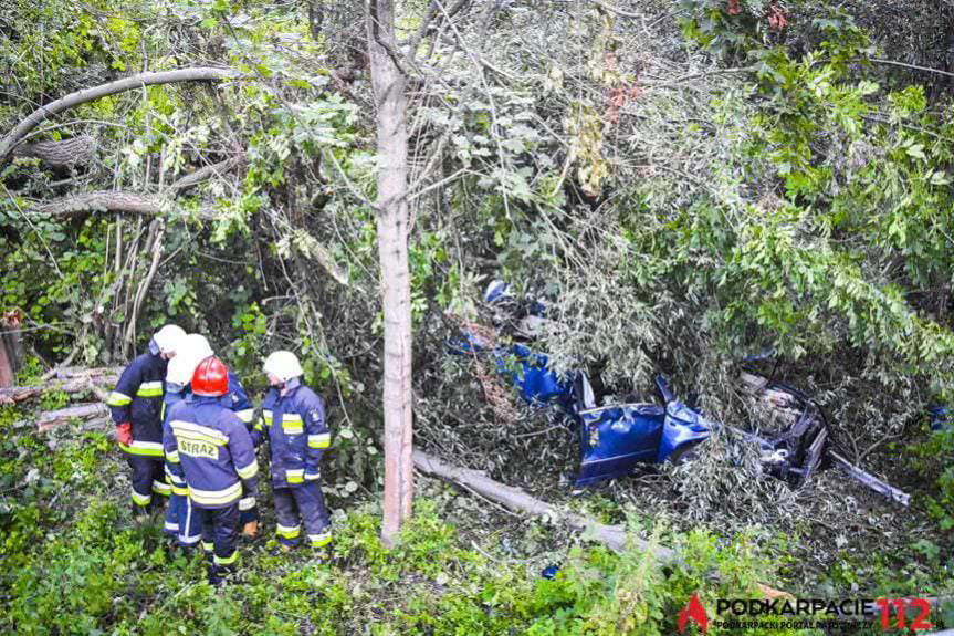 Barwinek. Samochód wypadł z drogi i uderzył w drzewo