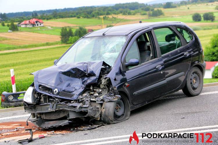 BMW i renault rozbite na Bieszczadzkiej