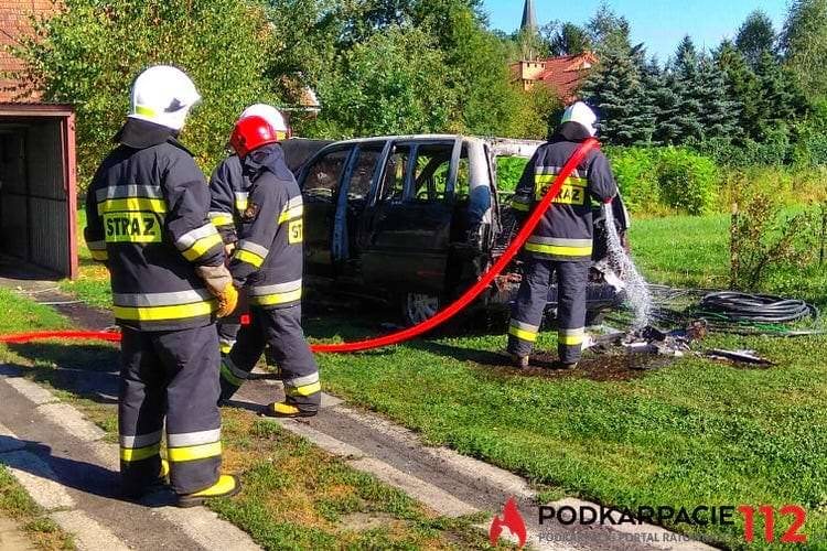 Samochód zapalił się w czasie jazdy. Spłonął doszczętnie