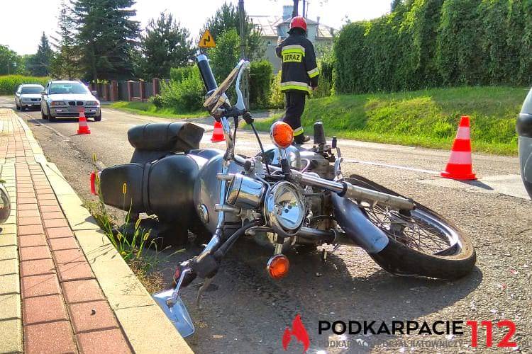 Motocyklem najechał na tył osobówki