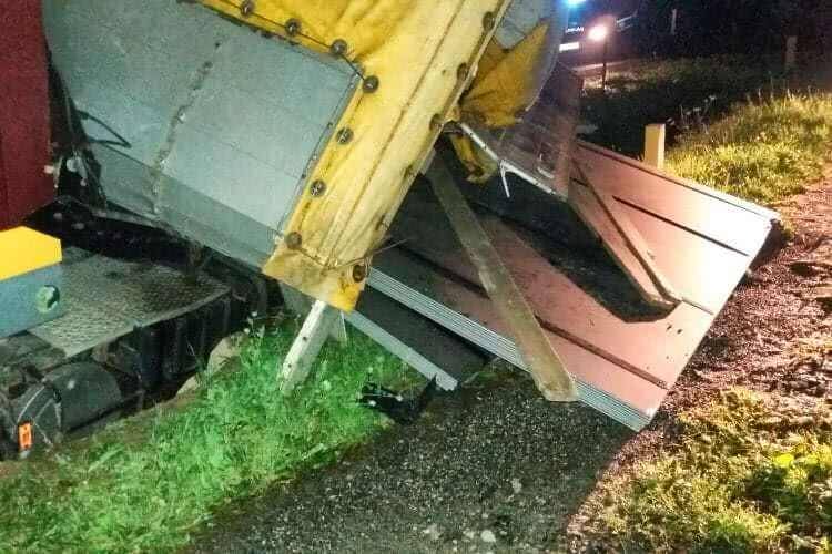 Ciężarówka ze stalą wjechała do rowu