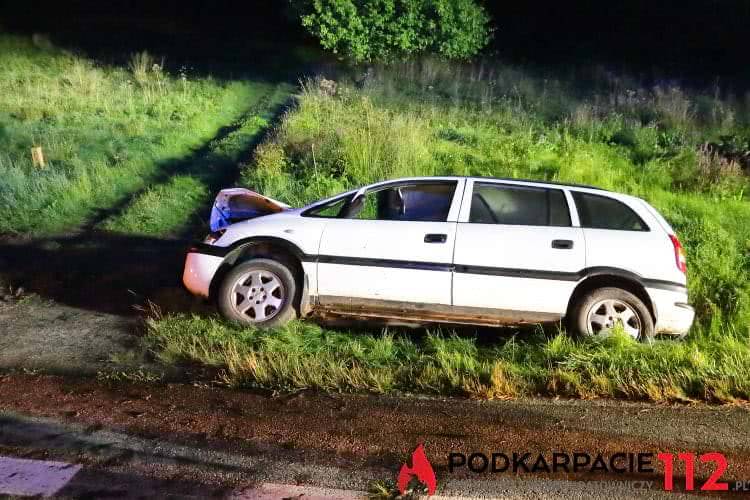 Matka z dzieckiem uderzyła oplem w przepust