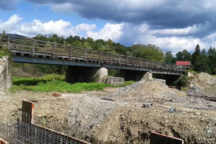 W Zawadce Rymanowskiej budują most