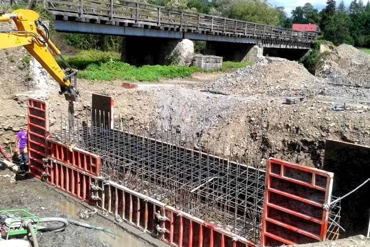 W Zawadce Rymanowskiej budują most