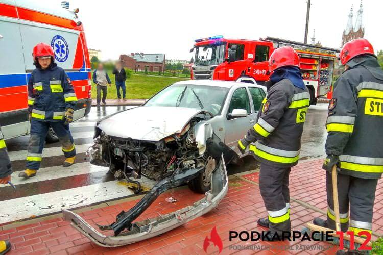Jedlicze. Samochód uderzył w ogrodzenie