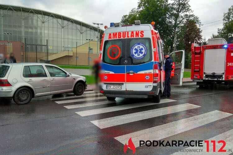 Jedlicze. Samochód uderzył w ogrodzenie