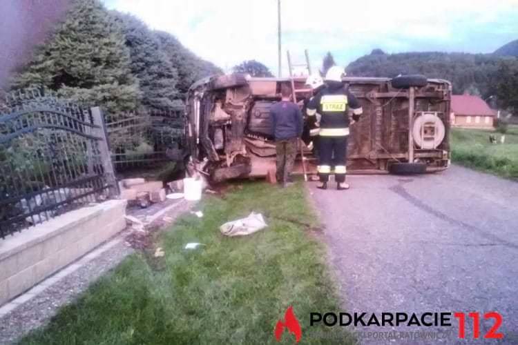 Fiat na boku, kierowca wjechał w ogrodzenie