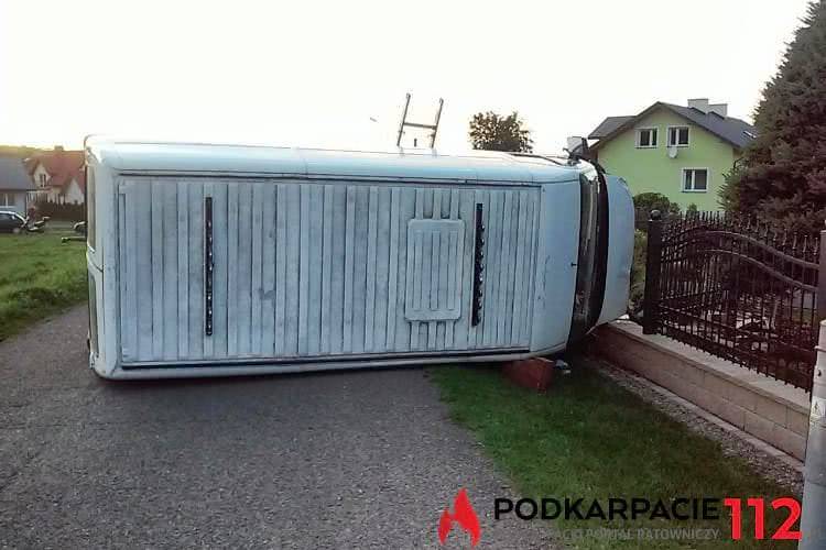 Fiat na boku, kierowca wjechał w ogrodzenie