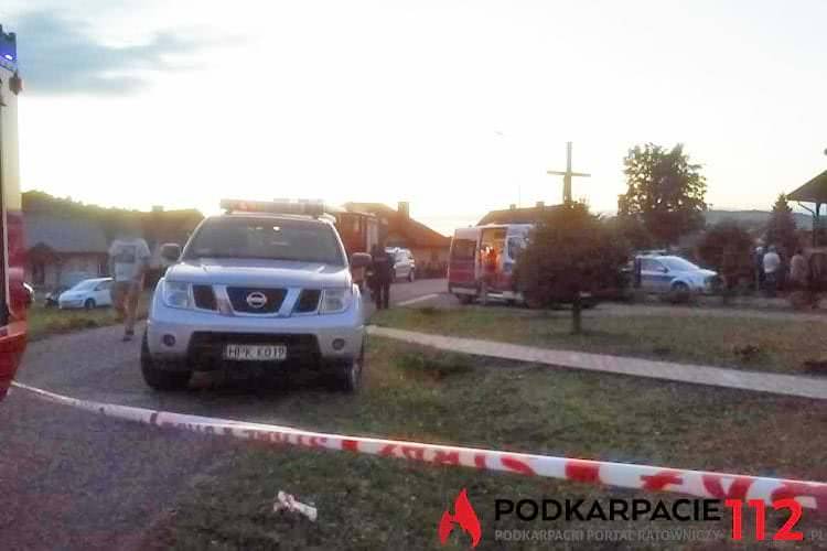 Fiat na boku, kierowca wjechał w ogrodzenie