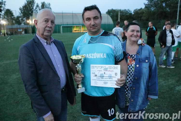 Reprezentanci Turaszówki z Pucharem Przewodniczącego Rady Miasta