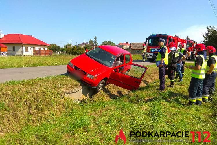 Volkswagen wjechał do rowu, kierowca źle się poczuł