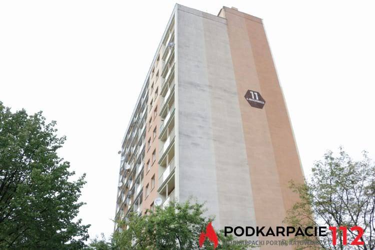 Wyskoczył z balkonu na VI piętrze