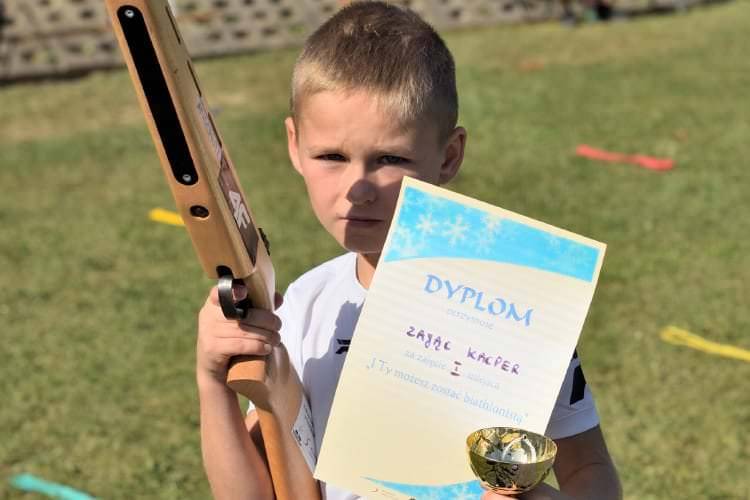 Dzieciaki startowały w zawodach w biathlonie