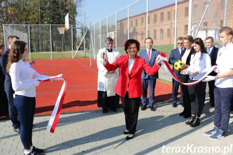 Miejsce Piastowe. Nowe boiska, sale i serwerownia