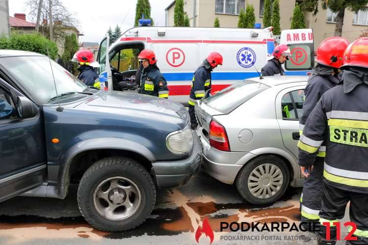 Zderzenie trzech samochodów na Żółkiewskiego