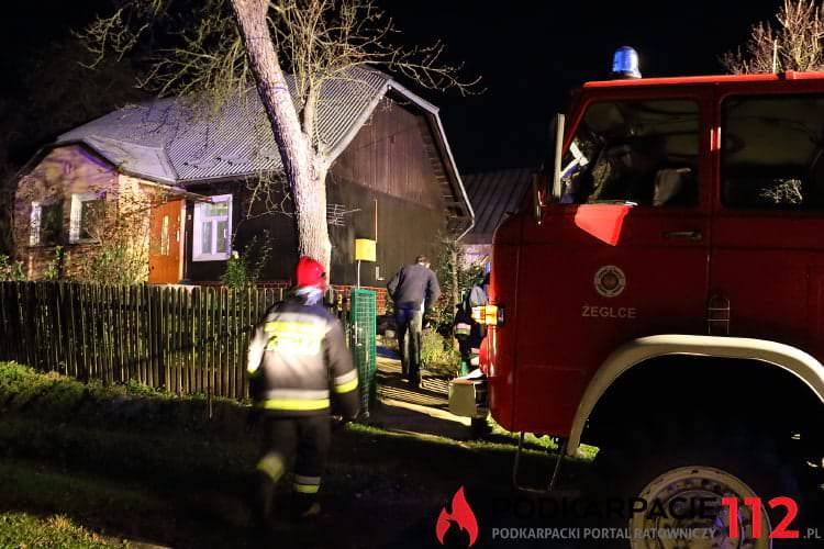 Żeglce. Pożar sadzy w kominie i akcja wyciągania samochodu
