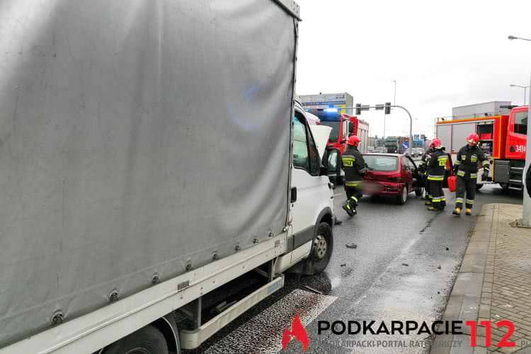 Najechanie na tył. Uszkodzone dwa samochody